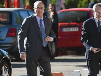 El exgobernador del Banco de España ,Luis Linde (i), a su llegada a la Audiencia Nacional para declarar en el caso Bankia. En vídeo, declaración de Linde en la sesión del juicio de este lunes.