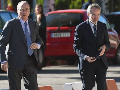 El exgobernador del Banco de España ,Luis Linde (i), a su llegada a la Audiencia Nacional para declarar en el caso Bankia. En vídeo, declaración de Linde en la sesión del juicio de este lunes.