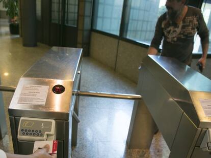 Trabajadores fichan en los tornos de acceso a Telemadrid esta mañana. En vídeo, declaraciones de la ministra de Trabajo, Magdalena Valerio, este lunes.