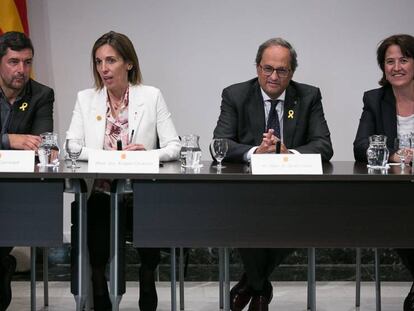 D'esquerra a dreta, Joan Canadell, la consellera Àngels Chacón, el president Quim Torra i la presidenta de l'ANC, Elisenda Paluzie. En vídeo, declaracions del nou president de la Cambra de Barcelona.