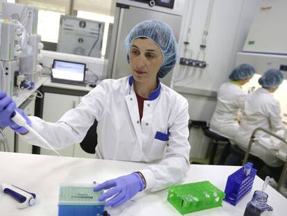 Mercedes Vila, cofundadora de Biotech Foods, en el laboratorio de su empresa en San Sebastián. En vídeo, entrevista con la cofundadora de la empresa.