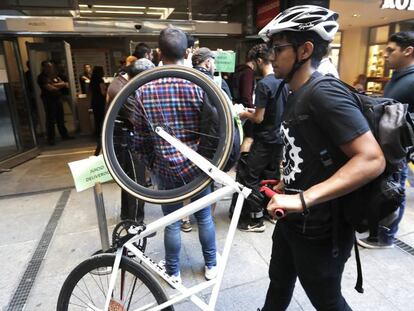 Repartidores y otras personas en la entrada al juzgado donde se celebra el juicio a Deliveroo. En vídeo, el inicio del juicio.