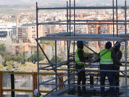 Trabajadores en una de los nuevos rascacielos de Madrid.