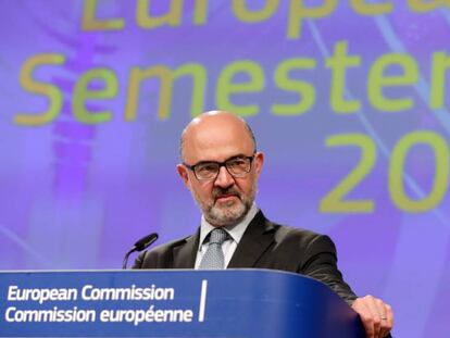 El comisario europeo de Asuntos Económicos, Pierre Moscovici, en Bruselas este miércoles. En vídeo, declaraciones de la ministra de Economía en funciones, Nadia Calviño.