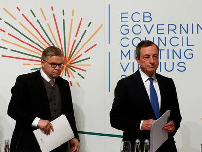 Desde la izquierda, el vicepresidente del Banco Central Europeo, Luis de Guindos; el presidente del BCE, Mario Draghi, y el gobernador del Banco de Lituania, Vitas Vasiliauskas, después de la rueda de prensa.