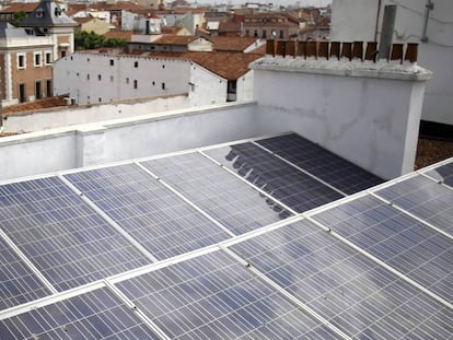 En foto, paneles solares en la azotea de un edificio de Madrid.