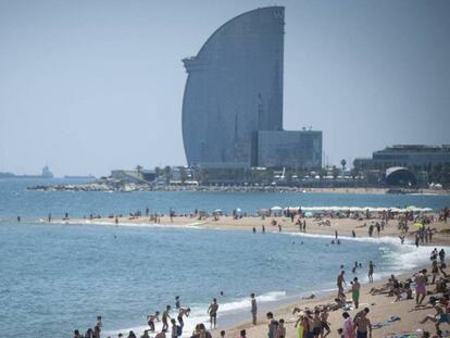 En foto, las playas de Barcelona recuperan clientes este verano. En vídeo, análisis de las expectativas del turismo esta año en España.