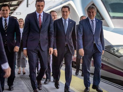 Pedro Sánchez, a su llegada a Granada en AVE, junto a otras autoridades. En vídeo, declaraciones de Sánchez tras el primer viaje en AVE a Granada.