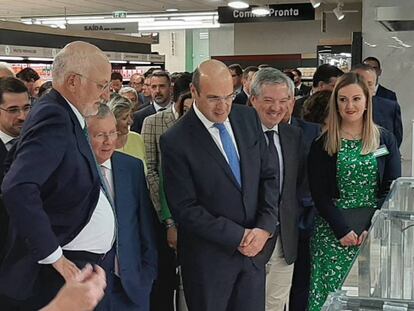 A la izquierda, en primer término: el presidente de Mercadona, Juan Roig, en la inauguración del primer establecimiento de la cadena en Oporto (Portugal). En vídeo, declaraciones de Roig.