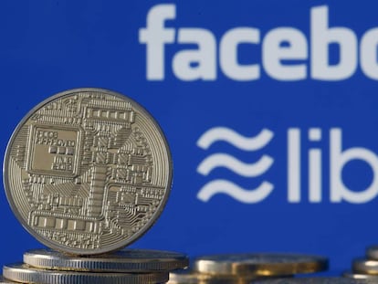 Monedas físicas que representan la Libra que planea lanzar Facebook. En vídeo, anuncio de la moneda Libra.