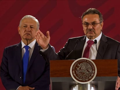 El director de Pemex, Octavio Romero Oropeza, en una rueda de prensa con López Obrador, este martes. En vídeo: declaraciones del director de Pemex.