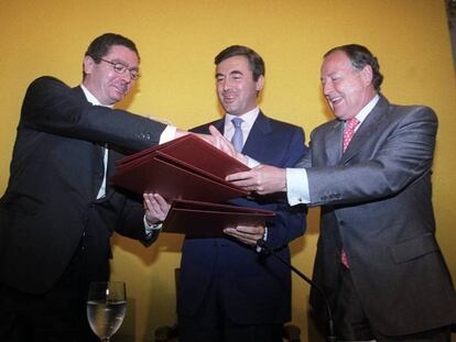 Firma del acuerdo para construir el Campus de la Justicia, considerado entonces un apéndice de la Operación Chamartín, en 2002. De izquierda a derecha, el entonces presidente de la Comunidad de Madrid, Alberto Ruiz-Gallardón; el ministro de Justicia, Ángel Acebes; y José María Álvarez del Manzano, alcalde de la capital. En vídeo, así será Madrid Nuevo Norte.