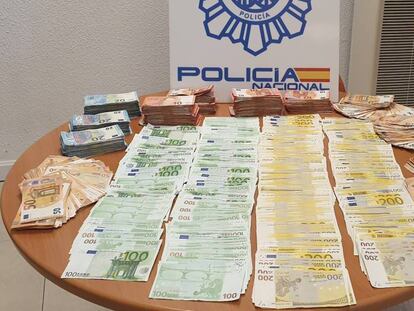 Dinero intervenido por la Policía en el 'call center' fraudulento de Madrid. En vídeo, declaraciones de la portavoz de la Policía Nacional, Regina Torres.