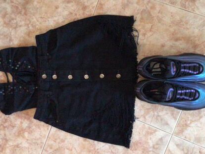 La ropa y las zapatillas que llevaba la pasajera que fue vetada por Vueling, según una foto facilitada por la afectada. En vídeo, declaraciones de la joven.