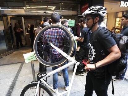 Repartidores de Deliveroo en la entrada al juzgado el pasado mes de mayo. En vídeo, declaraciones del abogado de UGT, Bernardo García.