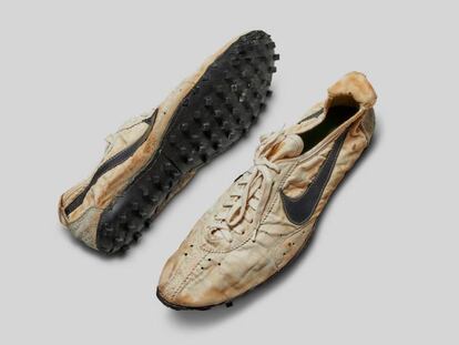Las Nike Waffle Racing Flat Moon Shoe, de 1972, diseñadas a mano por el cofundador de la empresa deportiva, Bill Bowerman. En vídeo, imágenes de las zapatillas.