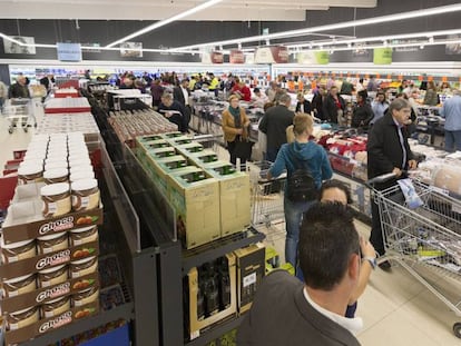 Clientes en uno de los establecimientos de Lidl en España. En vídeo, ¿por qué tiene éxito Lidl?