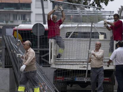 Unos trabajadores descargando unas vallas en Sevilla. En vídeo, valoraciones de Lola Santillana, secretaria de Empleo y Cualificación profesional de CCOO.