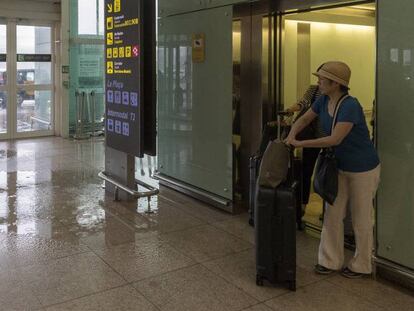 La terminal 1 del aeropuerto de El Prat, inundada por las lluvias este sábado. En vídeo, los paros en El Prat afectan a los viajeros.