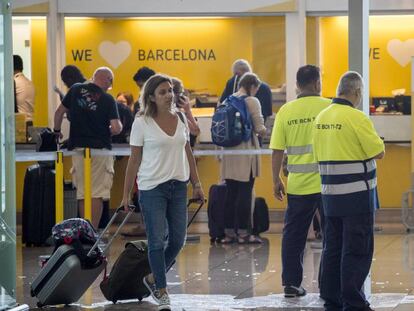 Terminal 1 del aeropuerto de El Prat, inundada este sábado por la lluvia. En vídeo, la huelga y una tromba de agua colapsan el aeropuerto de Barcelona.