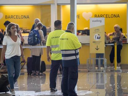 Terminal 1 del aeropuerto de El Prat, inundada este sábado por la lluvia. En vídeo, la huelga y una tromba de agua colapsan el aeropuerto de Barcelona.