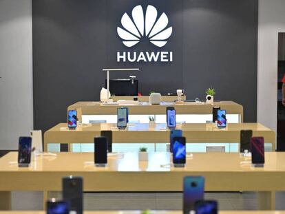 Una tienda de Huawei en Shangái. En vídeo, declaraciones del presidente de la compañía.