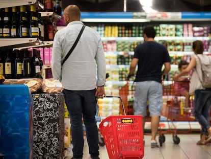 Clientes en un supermercado en las afueras de Santiago de Compostela ( A Coruña). En vídeo, el gasto medio de los hogares sube un 2,3% el año pasado.