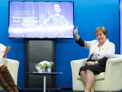 Christine Lagarde, hasta ahora directora gerente del FMI, junto a la candidata a sucederle, Kristalina Georgieva. En vídeo, la búlgara Kristalina Georgieva será la candidata europea a dirigir el FMI.
