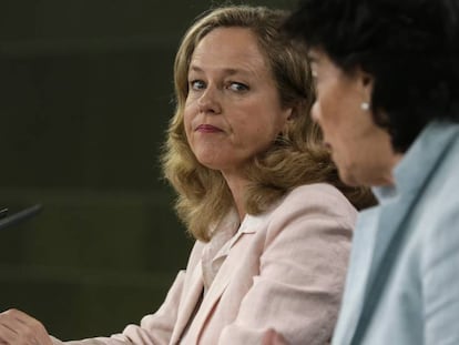 Nadia Calviño (al fondo) junto a Isabel Celaá, en la rueda de prensa posterior al Consejo de Ministro. este viernes.