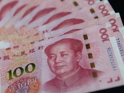 Billetes de 100 yuanes. En vídeo, imágenes de Wall Street y reacciones a la caída de la bolsa.