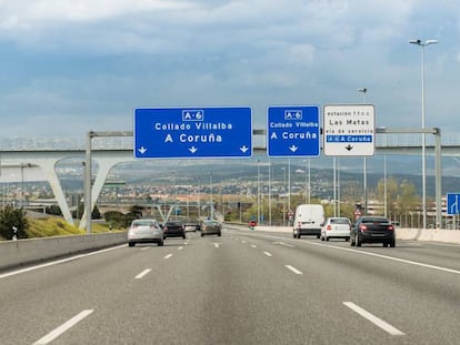 Un tramo de la autovía A-6 Madrid-A Coruña. En vídeo, declaraciones de la ministra de Hacienda en funciones, María Jesús Montero, el pago "simbólico" en las autovías, este martes.