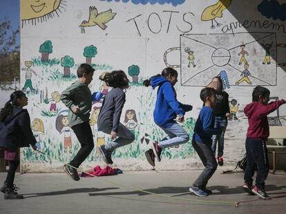 En foto, niños en el patio de una escuela primaria, en Barcelona. En vídeo, la vuelta al cole 2019 costará casi 880 euros por familia.