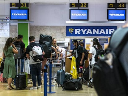 En foto, pasajeros de Ryanair en el aeropuerto de Girona durante la huelga del 8 de agosto. En vídeo, Francisco Gómez, delegado sindical de Ryanair sobre la huelga.