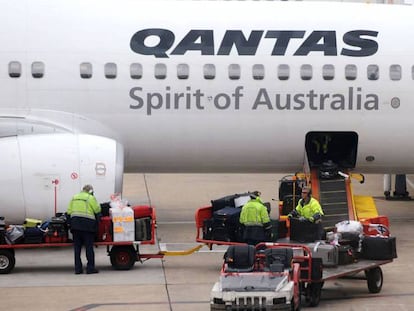 Avión de Qantas en el aeropuerto de Melbourne, en una imagen de archivo. En video, el primer vuelo de prueba el marzo pasado de la compañía.