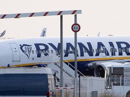 Un avión de Ryanair. En vídeo, la OCU recomienda reclamar por los vuelos afectados por la huelga.