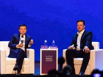 De izquierda a derecha: Jack Ma, presidente de Alibaba, y Elon Musk, consejero delegado de Tesla, en una conferencia en Shanghai, este jueves. En vídeo, las declaraciones.