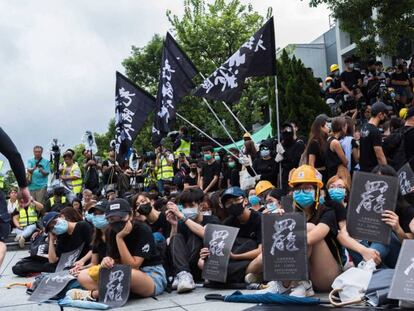 Sentada de estudiantes durante una protesta el lunes en Hong Kong.