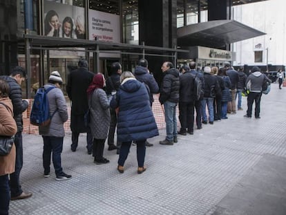 Cola ante una sucursal del banco Santander en Buenos Aires tras la restricción de compras de dólares.