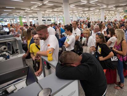 Viajeros hacen cola en el aeropuerto de Palma.