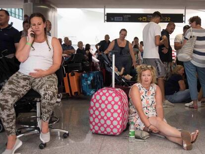 Turistas afectados por la quiebra de Thomas Cook, en el aeropuerto de Menorca. En vídeo, señal en directo del aeropuerto de Son Sant Joan.