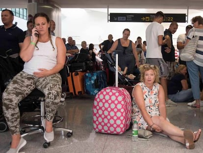 Turistas afectados por la quiebra de Thomas Cook, en el aeropuerto de Menorca. En vídeo, señal en directo del aeropuerto de Son Sant Joan.