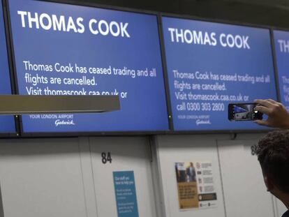 Mostradores vacíos de Thomas Cook, en el aeropuerto de Gatwick, Londres, este lunes. En vídeo, las claves para reclamar.