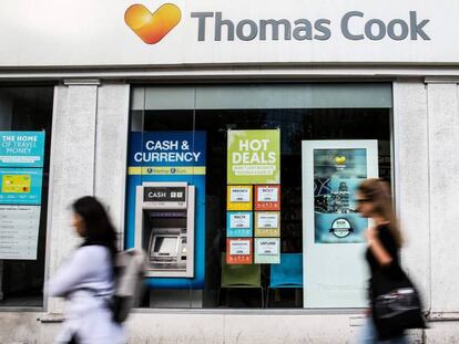 Dos transeúntes, ante una agencia de Thomas Cook cerrada en Londres. En vídeo, cómo afecta la quiebra al mercado español y qué derechos tienen los afectados.