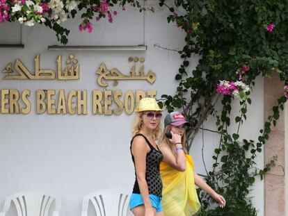 Dos turistas pasan por delante de un resort de Thomas Cook en Hammamet (Túnez), este lunes.