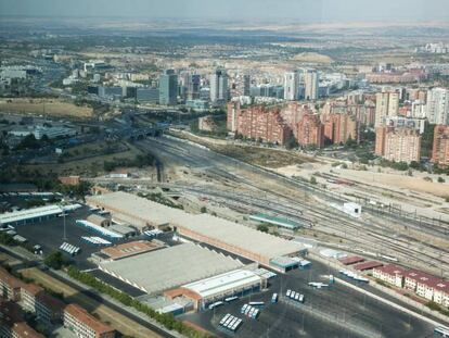 Vista desde la planta 43 de la torre Cepsa de la zona donde se construirá la Operación Chamartín, Madrid. En vídeo, así será Madrid Nuevo Norte.