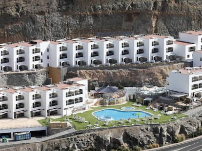 En foto, aparthotel Mirador del Atlántico, en la Playa de Amadores (Gran Canaria). En vídeo, Vicente Pizcueta, portavoz de Fetava, y Almudena Velázquez, abogada de Reclamador.es, dan las claves sobre la crisis de Thomas Cook.