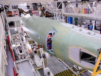 Fuselaje de un A-320 en una fábrica de Hamburgo, Alemania. En vídeo, Trump impondrá aranceles a productos europeos y los aviones de Airbus.
