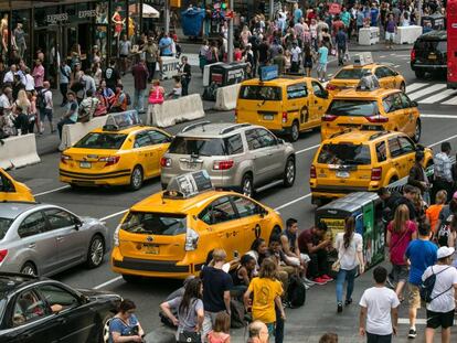 Taxis circulando por el centro de Nueva York. En vídeo, declaraciones de varios taxistas sobre su precariedad.