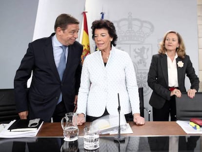 El ministro de Agricultura, Luis Planas; la ministra Portavoz, Isabel Celaá; y la ministra de Economía Nadia Calviño. En vídeo, declaraciones de Calviño.