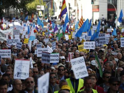 La manifestación en defensa de las pensiones a su paso por la calle Alcalá. En vídeo, imágenes de movilización.